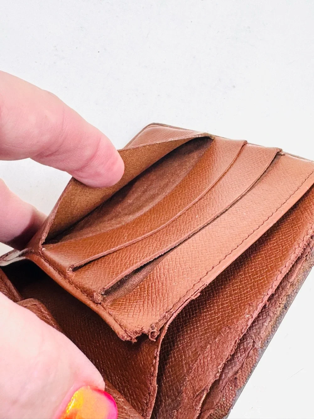 Louis Vuitton LV Men’s Vintage Leather Monogram Bifold Wallet